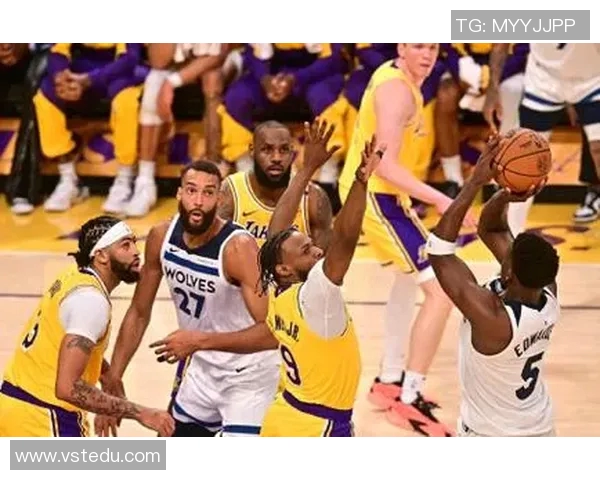 湖人对阵活塞的精彩比赛正在直播中快来一起见证篮球盛宴吧 湖人对阵活塞的精彩比赛正在直播中快来一起见证篮球盛宴吧