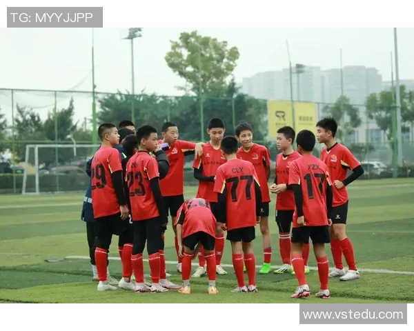 黄伟独家解析足球技巧与战术分享助你提升球场表现 黄伟独家解析足球技巧与战术分享助你提升球场表现