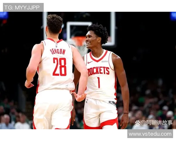 2018年11月24日活塞与火箭激战正酣双方球员展现精彩对决 2018年11月24日活塞与火箭激战正酣双方球员展现精彩对决