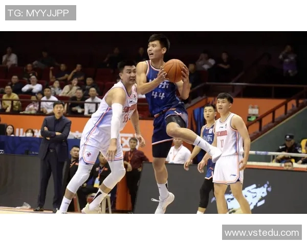 CBA广东队与山东队激战正酣比分悬念不断精彩瞬间回顾 CBA广东队与山东队激战正酣比分悬念不断精彩瞬间回顾