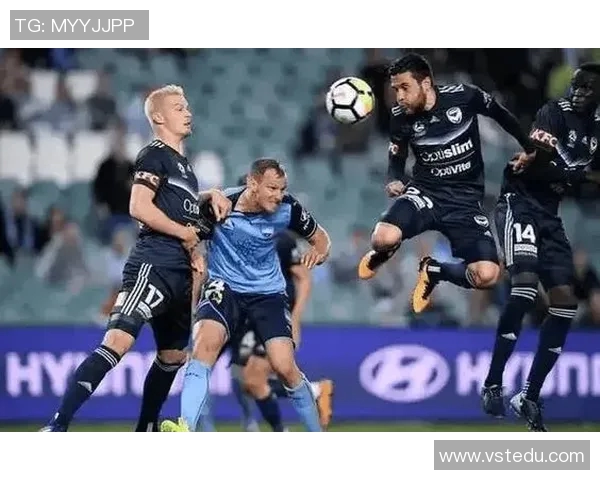 兰斯与斯特拉斯的激烈对决揭示足球战术与团队合作的精彩瞬间